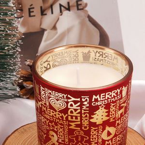 Bougie parfumée Joyeux Noël dans un pot en métal rouge avec un motif de Noël doré, forme cylindrique, style classique pour l'occasion de Noël - Product Image 3