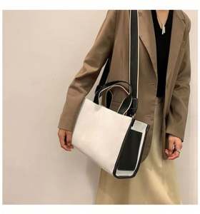 Bolso tote de lona blanca resistente para mujer, con inserto tejido, impermeable, reutilizable, con asa de cinta, ideal para compras diarias en verano. - Product Image 3