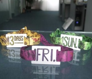 Stampa personalizzata regolabile tessile qr codice rfid passivo 13.56mhz tessuto festival wristband chiusura