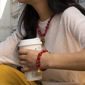 قلادة من الخرز على شكل قلب أكريليك مطلية بالذهب قلادة على شكل قلب كبير لسلسلة السترات قلادة على شكل قلب مطلية بالذهب عيار 18 قيراط - Product Image 2