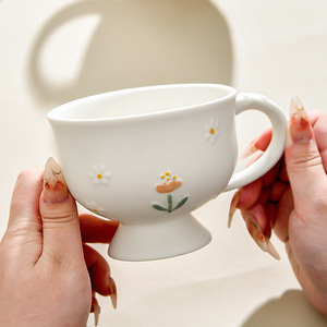 Mug à café en céramique à fleurs en relief de 450 ml, tasse élégante en porcelaine pour le thé - Product Image 3