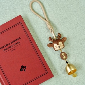 Pendentif en bois en forme de petit cerf, mignon, dessin animé, cadeau pour filles, amies, professeurs, camarades de classe - Product Image 4