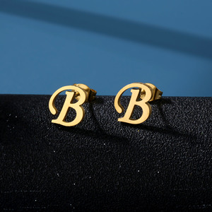 Pendientes de tuerca con letras del alfabeto de acero inoxidable chapados en oro a la moda impermeables <span class=keywords><strong>ARETA</strong></span> 26 iniciales pendientes de joyería para mujer - Product Image 3