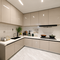 Meuble de cuisine beige brillant avec armoires murales pleine hauteur et plan de travail d'angle sans joint pour projets résidentiels modernes