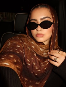 Hijab en modal imprimé numérique de qualité supérieure, motif cerf luxueux, écharpe artistique, châle en jersey doux et respirant à haute densité pour les boutiques - Product Image 1
