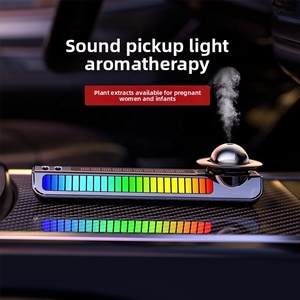 Ambientador de coche con energía solar de gama alta con función de pulverización inteligente Soporte moderno para matrícula y fragancia de perfume de larga duración - Product Image 1
