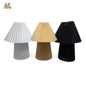 Lampe de table d'intérieur moderne <span class=keywords><strong>et</strong></span> minimaliste avec cadre en métal <span class=keywords><strong>et</strong></span> abat-jour en tissu plissé pour salon ou chambre à coucher - Product Image 3