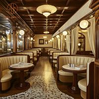 Meubles de salle à manger de café Cabine de canapé en cuir beige, table de restaurant ronde en bois foncé et ensemble de chaises beiges assorties pour café