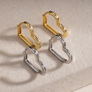 Pendientes de aro chapados en oro con forma de corazón, diseño minimalista, regalo para mujer - Product Image 3