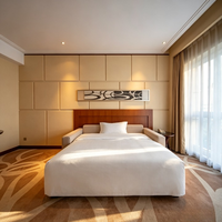 Ensemble de meubles de chambre d'hôtel 5 étoiles haut de gamme, lit modulaire moderne, banc, panneau mural en placage de bois, couleurs personnalisées, chambre familiale