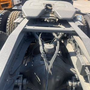 Camión Tractor Sinotruk Howo 6x4 de 371HP, 10 Ruedas, Euro 3, Diésel, Manual, para Transporte de Materiales de Construcción - Product Image 3