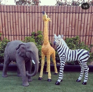 Scultura in resina su misura statua della giraffa a grandezza naturale su misura oggetti di scena di animali Safari fatti a mano per eventi - Product Image 2