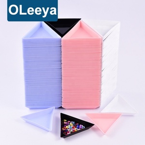 Oleeya – Lot de 10 plateaux triangulaires en plastique colorés pour la création de bijoux en strass et le nail art - Product Image 1
