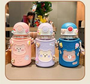 Bouteille d'eau en plastique anti-chute pour enfants avec sangle, motif Aquarius mignon et manchon en silicone, bouteille d'eau à paille avec dessin animé - Product Image 2