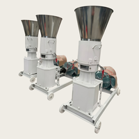 Les fermes utilisent des machines à granulés manuelles de petite taille pour la production d'aliments pour volailles et bétail, destinées aux élevages avicoles et bovins.