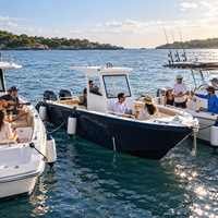 Bateau à console centrale en aluminium sur mesure de 27 pieds avec grand canapé lounge pour fêtes, réservoir de carburant de 350 L, deux moteurs de 150 CV, pour la pêche récréative