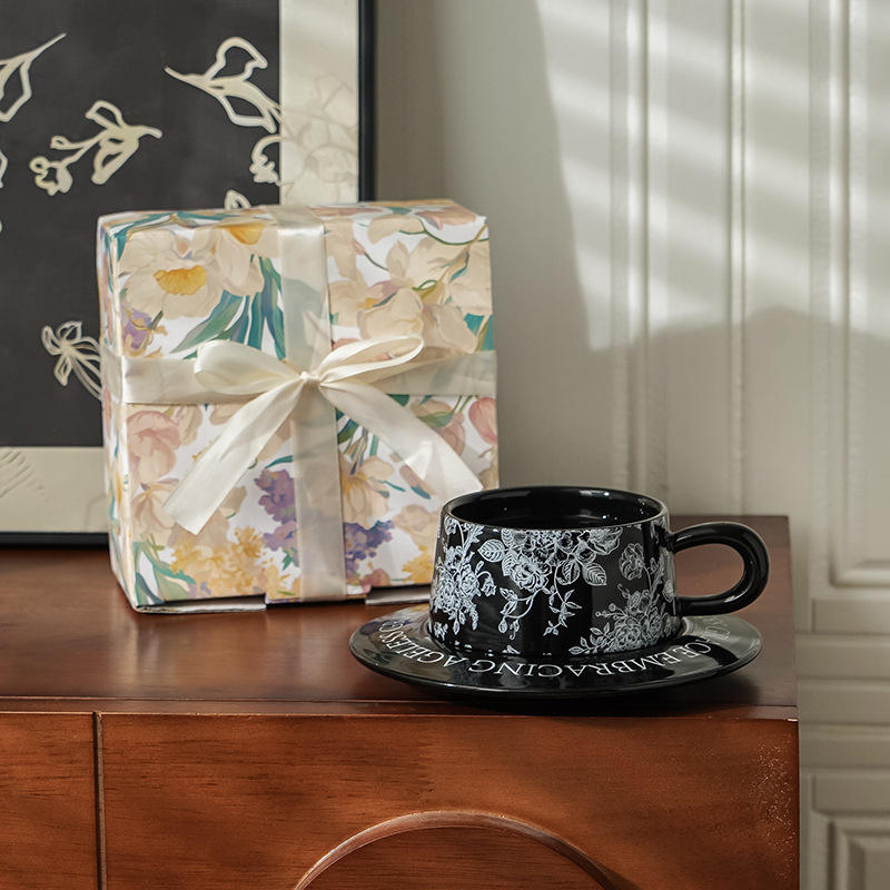 ถ้วยกาแฟดำและจานรอง - กล่องลายดอกกุหลาบพร้อมริบบิ้น
