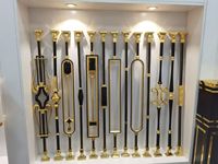 Balustrades et meneurs d'escalier de luxe en aluminium au design moderne haut de gamme, élégants, dorés et noirs, pour balcons et escaliers de villas