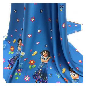 Vente chaude populaire à sens unique <span class=keywords><strong>encanto</strong></span> princesse imprimé bordure satin polyester tissu mousseline de soie dynamique impression numérique pour vêtement - Product Image 1