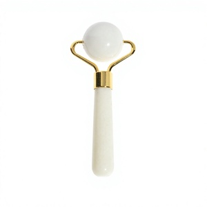 Rouleau de massage facial en jade naturel avec poignée dorée pour la relaxation et les soins de beauté - Product Image 1