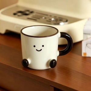 Tazza da Caffè in Ceramica Creativa con Faccina Sorridente, Simpatica Tazza per Bere Acqua con Piccole Piedeformi - Product Image 1