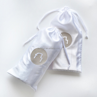 Sacs cadeaux en satin blanc avec cordon de serrage, logo personnalisé, pour l'emballage de jouets en peluche, pochettes en soie avec motif étoile
