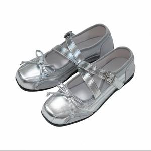Chaussures Mary Jane françaises en argent pour femmes, à bout carré et bouche peu profonde, avec attaches en cuir en forme de nœud et lanières de style ballerine - Product Image 1