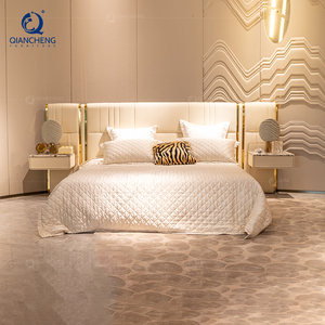 Struttura moderna del <span class=keywords><strong>letto</strong></span> della piattaforma imbottita del velluto con i letti imbottiti di cuoio beige della gamba d'acciaio dorata di stoccaggio - Product Image 2