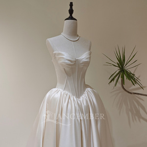 LY130 Robe de mariée moderne glamour en dentelle ivoire avec corset, appliques florales et décorations en cristal - Product Image 3