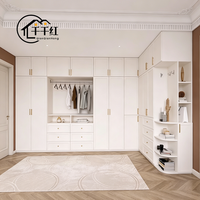 Armoire de dressing moderne en bois massif avec aménagement intérieur réglable pour des besoins de rangement personnalisés