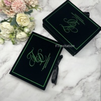 Dossiers d'invitation de mariage élégants faits main en velours noir avec feuille d'or verte, en acrylique et carton gris, artisanat de luxe personnalisé