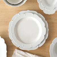 Ensemble d'assiettes blanches en céramique au design de forme florale élégante, assiette à dîner à glaçure blanche festonnée pour mariage et événement