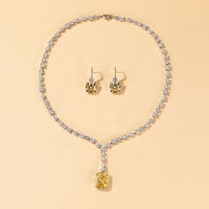 Conjunto de Joyería Vintage de Latón con Diseño Geométrico en Rodio, Collar y Aretes con la Frase 'Te Amo' en 100 Idiomas para Mujer - Product Image 2