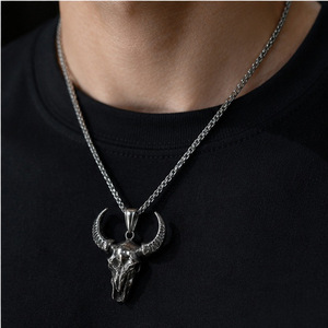 Yunnique – collier avec pendentif en forme de crâne de taureau en acier inoxydable pour hommes, chaîne de bijoux de style Vintage en forme d'animal, accessoire de mode - Product Image 1