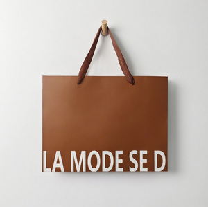 Tùy chỉnh sang trọng Túi giấy với Xoắn xử lý logo in mua sắm túi quà tặng cho mỹ phẩm trang điểm bao bì có thể tái chế Kraft Đen - Product Image 2