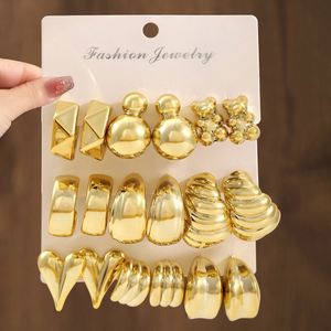 Ensemble de boucles d'oreilles pour femmes, style classique minimaliste européen, motif ours en forme de cœur, créoles géométriques en alliage plaqué or, vente en gros - Product Image 1