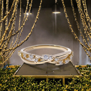 Anillos de Compromiso de Moissanita con Corte Brillante y Estilo Clásico de Starspire Fine Jewelry, con Engaste de Oro Amarillo y Bandas Cruzadas - Product Image 4