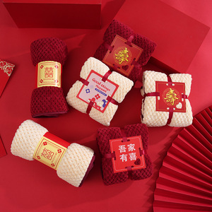 Serviettes de mariage en polaire corail rouge, pliées, avec motif Double Bonheur, pour cadeaux de remerciement de mariage et d'apport de dot. - Product Image 2