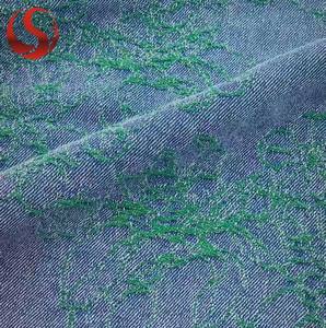 Прямые продажи с фабрики: Жаккардовая джинсовая ткань с крупным цветочным узором, окрашенная в массе, неэластичная, 80% хлопок, 20% полиэстер, ширина 180 см, 330 г/м², в упаковке. - Product Image 5