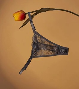 Culottes string en dentelle florale pour femmes, à taille basse, avec bretelles réglables, en maille transparente respirante, lingerie sexy, vente en gros - Product Image 1