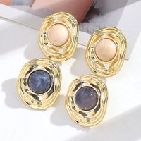 Boucles d'oreilles vintage style cour 2026, design haut de gamme, perles circulaires en résine, clous géométriques irréguliers en acrylique doré CCB pour femme