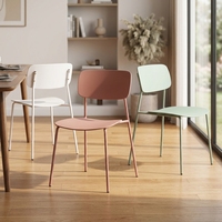 Chaise de salle à manger de style minimaliste avec siège en plastique et pieds en métal durables, idéale pour les cuisines de petite taille