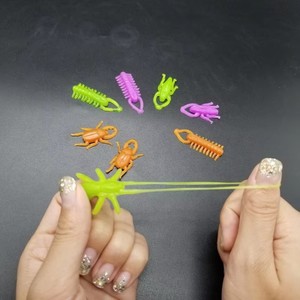 Jouets en capsules promotionnels pas chers de 1 pouce (32 mm) pour enfants, avec des insectes amusants en TPR souple, extensibles et volants, utilisables comme lance-pierres - Product Image 3