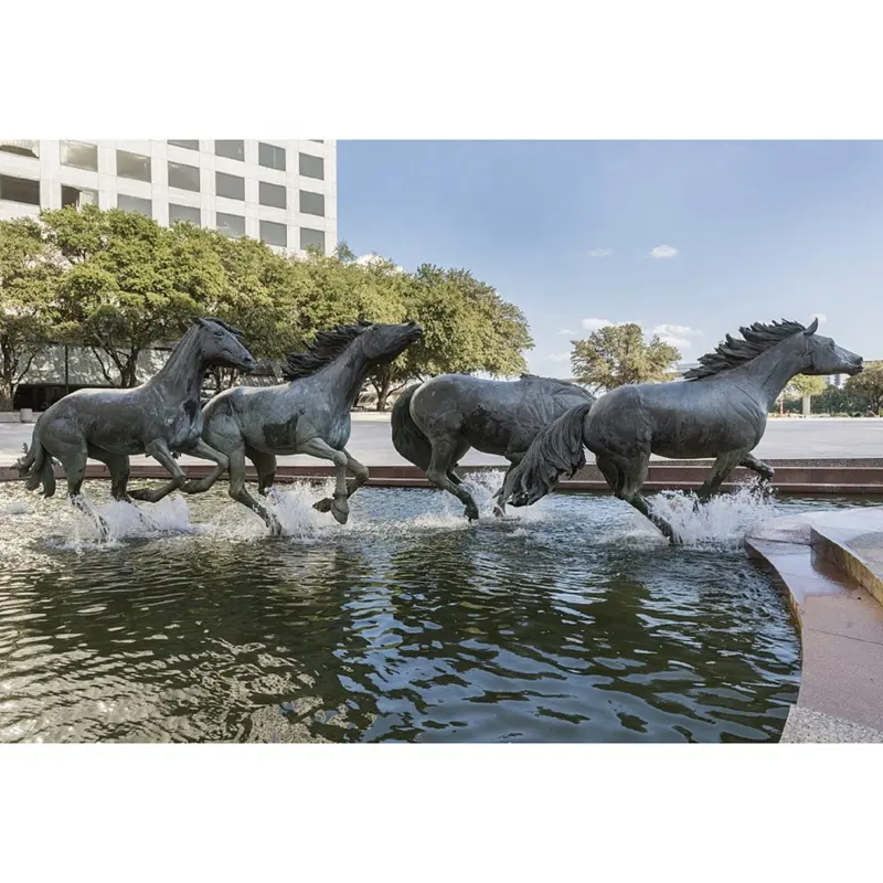 Galopando en el caballo de Agua grupo estatua de bronce