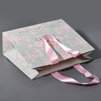 Sac en papier personnalisé pour vêtements Matériaux recyclés avec impression offset Emballage avec logo en feuille d'or Sac En Papier