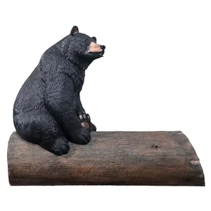 Sculpture en fibre de verre d'ours noir sur bois, banc de jardin pour la décoration de patio et d'hôtel - Product Image 1