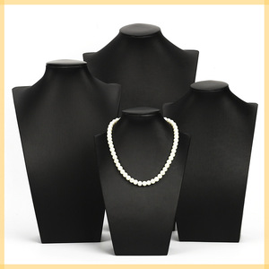 Expositor de joyería de cuero cepillado PU para exhibir collares y colgantes - Product Image 5