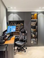 Bureau d'ordinateur moderne en forme de L avec bibliothèque haute et tiroirs, grande station de travail pour bureau à domicile avec support pour unité centrale pour salle d'étude
