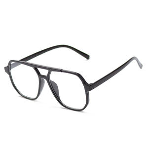 Lunettes pour hommes à monture carrée rétro, matériau PC noir, protection contre la lumière bleue, verres plats, lunettes de performance - Product Image 1