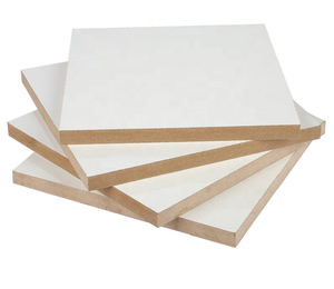 Panneau MDF blanc 18 mm, surface lisse pour la peinture et la fabrication <span class=keywords><strong>de</strong></span> meubles sur mesure, <span class=keywords><strong>prix</strong></span> d'usine <span class=keywords><strong>en</strong></span> Chine - Product Image 1